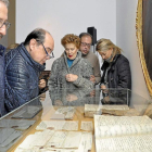 Un grupo de visitantes contempla manuscritos del siglo XVI ‘retornados’ del Archivo Simón Ruiz, ayer en el Museo de las Ferias frente al cuadro del banquero.-Santiago