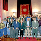 Jesús Julio Carnero junto a los participantes en la jornada de asesoramiento a alcaldes y concejales, ayer en el Hospital Viejo de Valladolid.-ICAL