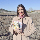 Mayra, con los tres libros que componen su trilogía La vida de Carla en un viñedo de Tudela de Duero, la localidad en la que reside.-