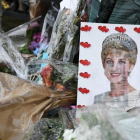 Recuerdos de Diana de Gales a las puertas del palacio de Kensington, el verano pasado coincidiendo con el 20º aniversario de su muerte.-/ EFE / ANDY RAIN
