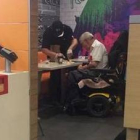 El empleado conocido como 'Kenny', mientras ayuda a un discapacitado.-FACEBOOK