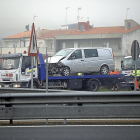 Una de las furgonetas implicadas en el segundo de los accidentes registrados ayer en la Autovía de Castilla, a la altura de Arroyo de la Encomienda.-JOSE C. CASTILLO