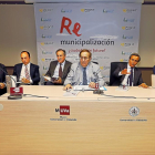 Los autores Carlos Díaz Güell, Lorenzo Dávila, Valeriano Gómez, Ramón Tamames, Jesús Sánchez Lambás y Ramiro Aurín en la presentación del libro.-J.M.LOSTAU