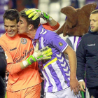Mata besa a Pau Torres tras finalizar el partido contra el Rayo por su destacada actuación.-J. M. LOSTAU