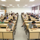 Varios estudiantes esperan el momento de enfrentarse al examen de acceso a la universidad.-ICAL