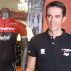 Alberto Contador, hoy, en Palma, junto a su nuevo maillot.-EMILIO PÉREZ DE ROZAS