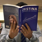 Un hombre lee en una cafetería de Buenos Aires el libro Sinceramente, escrito por Cristina Fernández de Kirchner.-AFP / JUAN MABROMATA