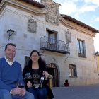Enrique y Olga, con su tinto cigaleño, ante la fachada del palacio del siglo XVIII, hoy convertido en complejo hostelero en Valoria.-ARGI