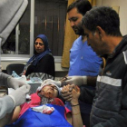 Personal sanitario de un hospital de Damasco atiende a una mujer herida en los ataques israelís en territorio sirio.-EFE