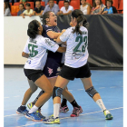 Ana Vergara recibe la falta de Orianna Carvajal y Anna Vicente.-MARTA FERNÁNDEZ