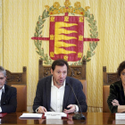 Daniel García, Óscar Puente y Rafaela Romero, durante la firma del convenio.-ICAL