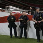 Policías británicos vigilan el interior del estadio londinense de Wembley.-AFP