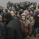 Miles de refugiados sirios se agolpan en la frontera con Turquía, huyendo de los bombardeos del Ejército de Asad y de Rusia para recuperar Alepo.-AP / BUNYAMIN AYGUN