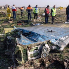 Técnicos supervisan el escenario donde explotó el avión ucraniano tras ser atacado por error por un misil iraní.-AFP / AKBAR TAVAKOLI