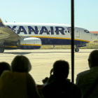 Un avión de Ryanair espera para despegar en Villanubla.-MIGUEL ÁNGEL SANTOS