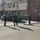 Agentes de los Mossos, ante la vivienda del sospechoso, en Cornellà. /-GUILLEM SÀNCHEZ
