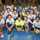 Las jugadoras de la escuela de tecnificación delValladolidClub Voleibol posan en El Palero junto con su entrenador, Íñigo Torres.-J.M. LOSTAU