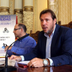 El concejal de Seguridad y Movilidad, Luis Vélez, y el alcalde de Valladolid, Óscar Puente, durante la presentación en rueda de prensa los actos previstos con motivo de la celebración de la Semana de la Movilidad 2015 y el Día sin Coche-Ical
