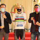 El ciclista Noel Martín junto al alcalde, Óscar Puente, y el concejal, Alberto Bustos. / E.M.