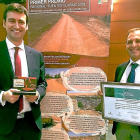 El alcalde, David Esteban, recoge el premio ‘Fuentes Claras’ junto al edil de Medio Ambiente, Javier Gallego.-E. M.