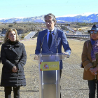 De la Serna en Segovia, acompañado a su izquierda por la la alcaldesa y la delegada del Gobierno.-ICAL