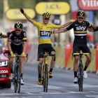 Froome, de amarillo, celebra la victoria en la entrada a la meta en París con todo su equipo.-REUTERS / JEAN-PAUL PELISSIER