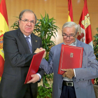 El presidente de la Junta, Juan Vicente Herrera, junto al presidente de la Fundación Luzón, Francisco Luzón.-ICAL