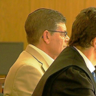 El acusado por el supuestto acuchillamiento (iz.da.) durante el juicio celebrado en la Audiencia Provincial.-LA 8