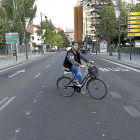 Un ciclista pasa sobre las marcas por las que discurrirá el ciclocarril que empezará en Poniente.-J.M.LOSTAU