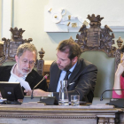 Manuel Saravia y Óscar Puente leen una de las mociones en el pleno del Ayuntamiento.-MIGUEL ÁNGEL SANTOS / PHOTOGENIC