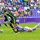Iban Salvador cae en su intento por arrebatar el balón aBaena en el partido frente al Granada.-J. M. LOSTAU
