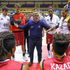Paco García da instrucciones a sus jugadores durante el tiempo muerto contra Tau Castelló.-J.M. LOSTAU