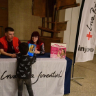 Voluntarios de Cruz Roja recogen donaciones de juguetes en las Cortes.-CORTES CYL