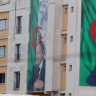 Imagen que muestra carteles del presidente argelino, Abdelaziz Buteflika.-EL PERIÓDICO