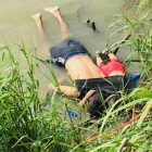 Imagen del padre y su hijo, inmigrantes ahogados en el río Bravo, México.-AP