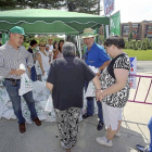 Turrado y DUjo en el reparto protesta de leche en la Plaza del Milenio.-ICAL