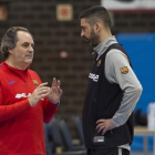 Alfred Julbe habla con Navarro en el entrenamiento del Barça-VICTOR SALGADO