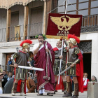 Peñafielenses ataviados al modo romano en la emblemática Plaza del Coso, durante un desfile anterior.-EL MUNDO