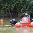 Buzos del Grupo de Rescate en inmersiones en la zona de las Moreras para tratar de dar con el cuerpo. J.M. LOSTAU