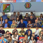 Imagen del palco de Huerta del Rey en un partido del BM Aula Alimentos de Valladolid la pasada campaña.-M. A. SANTOS