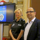 Luis Vélez y Julia González presentan la Memoria 2016 de la policía.-ICAL