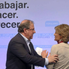 El candidato 'popular' Juan Vicente Herrera saluda a la ministra de Agricultura, Isabel García Tejerina.-ICAL