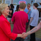 La foto de Hillary Clinton con el desconocido de tatuaje "blanco" ya no se puede ver en la cuenta de la precandidata demócrata.-Foto: TWITTER