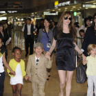 Imagen de archivo del 2010 de Angelina con sus hijos Maddox, Zahara, Pax y Shiloh, en el aeropuerto de Tokio.-YOSHIKAZU TSUNO / AFP