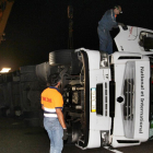 Herido grave el conductor de trailer cargado de componentes para el automóvil en un accidente en la A-62 entre Magaz de Pisuerga y Torquemada (Palencia).-ICAL