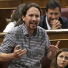 Pablo Iglesias responde a Pedro Sánchez desde su escaño, este lunes, durante el debate de investidura en el Congreso.-DAVID CASTRO