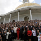 Los miembros de la Asamblea Constituyente posan para la fotografía oficial.-AP / ARIANA CUBILLOS