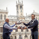 José María Valentín-Gamazo y Juan Carlos Martín ‘Hansen’ posan en la Plaza Mayor con el Ayuntamiento al fondo.-MIGUEL ÁNGEL SANTOS