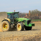 Un agricultor pasando el rastro.-E.M.
