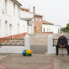 Un niño juega al lado de un anciano en la localidad vallisoletana de Mayorga.-ICAL